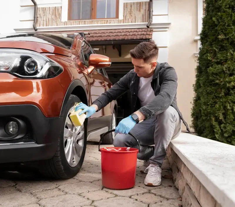 Lavage auto à domicile Deville : professionnel intervenant sur un véhicule